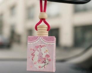 Désodorisant Suspendu Voiture – Parfums Girly & Élégants 🌸